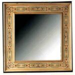 Espejo de madera decorado a mano.