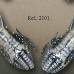 Par de guanteletes grabados