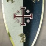 Escudo metal decorado. 'Caballero de Jerusalén'