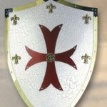 Escudo Cruzados, metal decorado