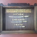 Vitrina mini, con juego de Katanas  Medidas 36x29