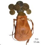 Bolsa e piel con 8 monedas.