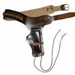 CANANA DE PIEL MARRON PARA UN REVÓLVER, CON BALAS