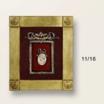 Cuadro moldura artesanal, medallon resina, Mujer con vestido.