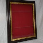 VITRINA MADERA NEGRO Y ORO 2 BALDAS CRISTAL. Medida 53x40