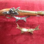 x SOPORTE SOBREMESA PARA PISTOLA O DAGA