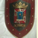 ESCUDO METAL DECORADO  62X42