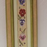 MARCO VERDE LAZO FLOR ROJA            68X30