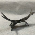 x SOPORTE SOBREMESA PARA PISTOLA O DAGA EN GRIS