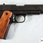 Colt .45  Government,1911, negra, cachas de madera lisa